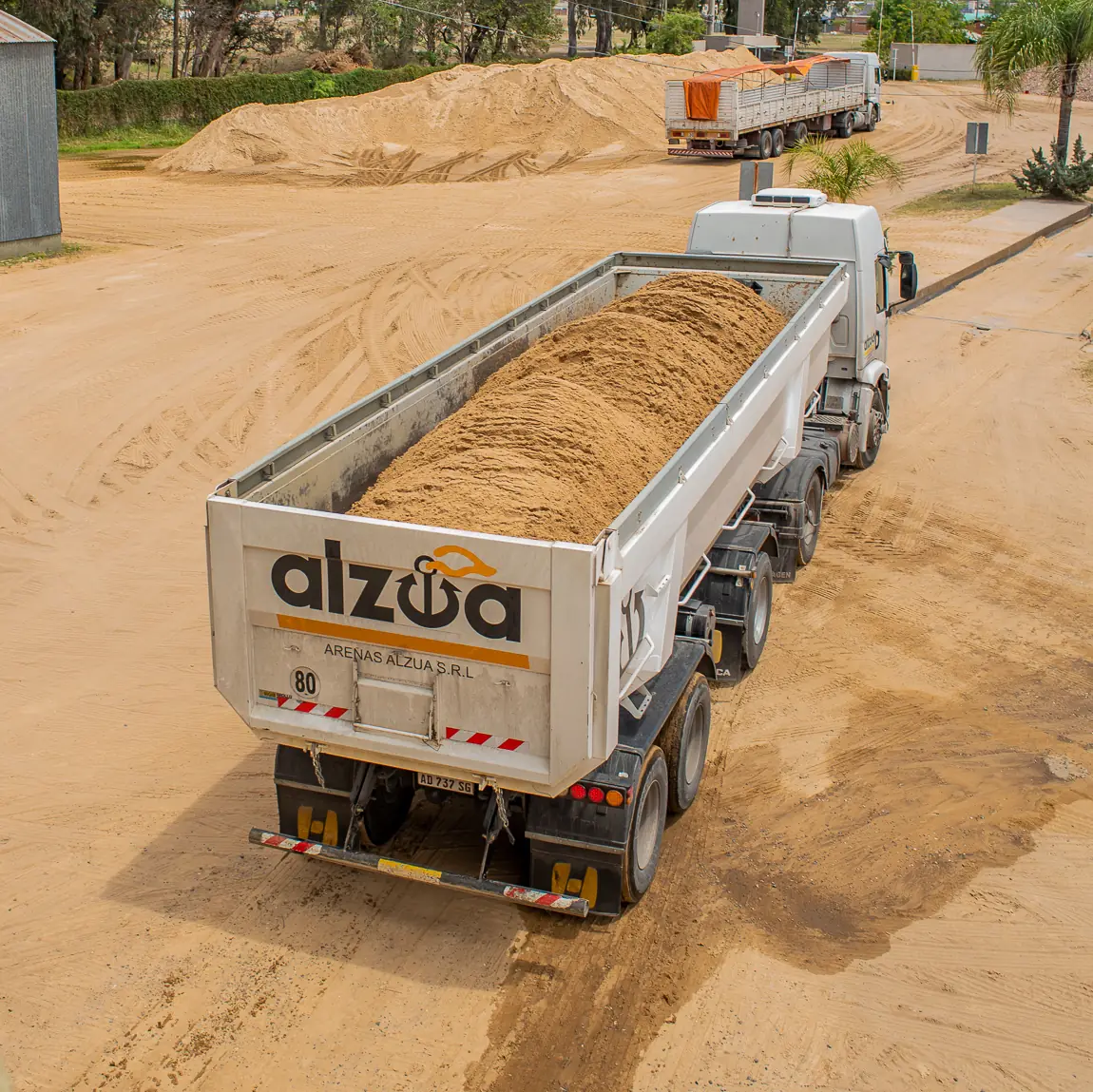 Camiones de Arenas Alzua en movimiento